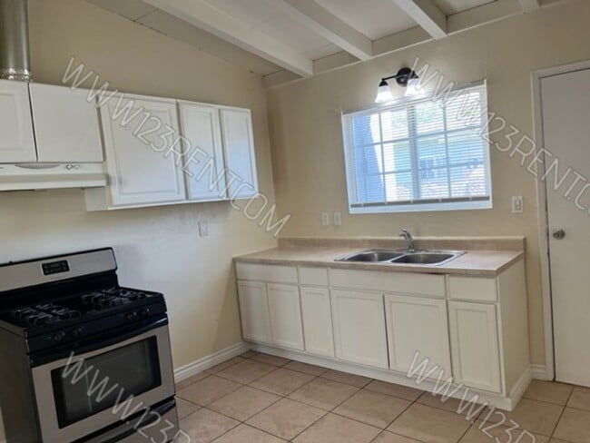 Building Photo - WEST LANCASTER 2BD/1BTH DUPLEX w/ BACKYARD