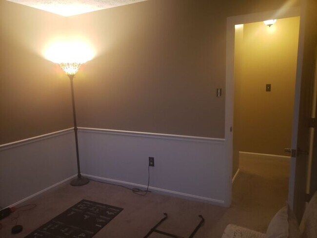 Building Photo - Charming 3-Bedroom, 2.5 Bath SFH with Fron...