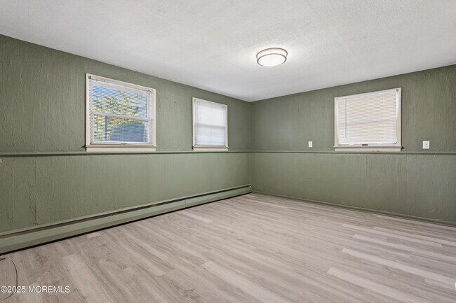 Building Photo - 150 Cloverdale Cir