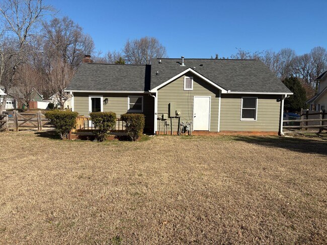 Building Photo - Rent Special on Beautifully Updated 3 Bedroom Home!