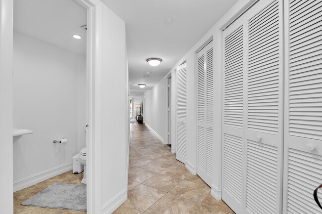 Building Photo - 1167 Hillsboro Mile