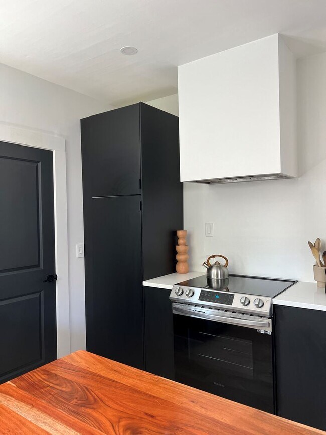 Building Photo - Gorgeous three bedroom in the heart of Park Ave