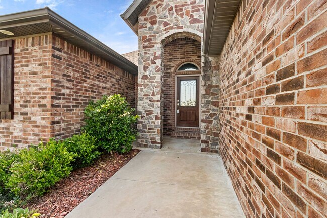 Building Photo - Come home to this stunning 4 bed/2 bath split floorplan home in Centerton!