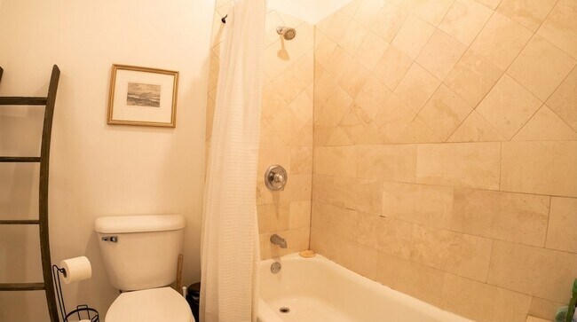 Building Photo - 2140 W Schiller St