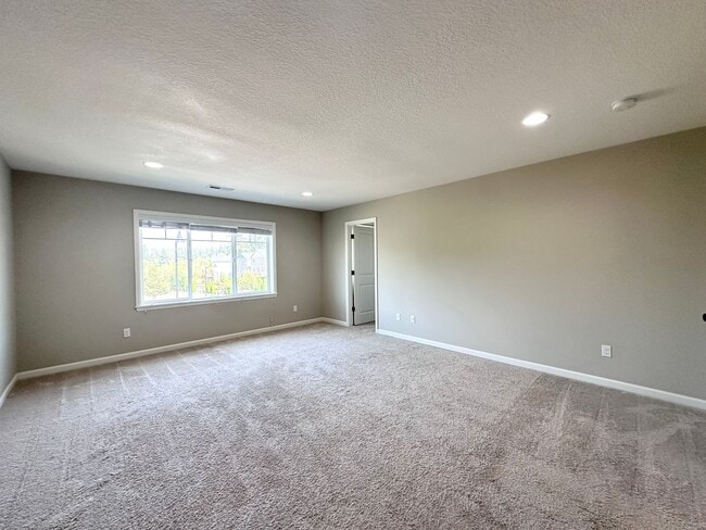 Building Photo - Stunning Modern 5 Bed 3 Bath Home in North...