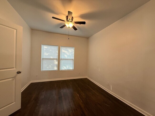 Building Photo - Gorgeous 3 bedroom 2 bathroom home