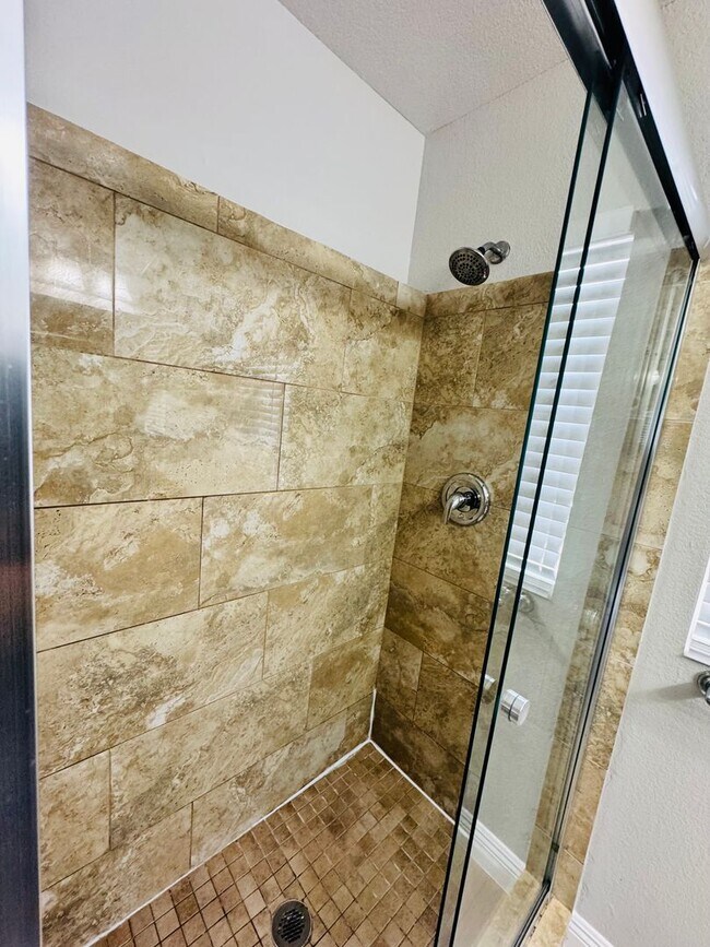 Building Photo - 4 Bedrooms Home For Rent