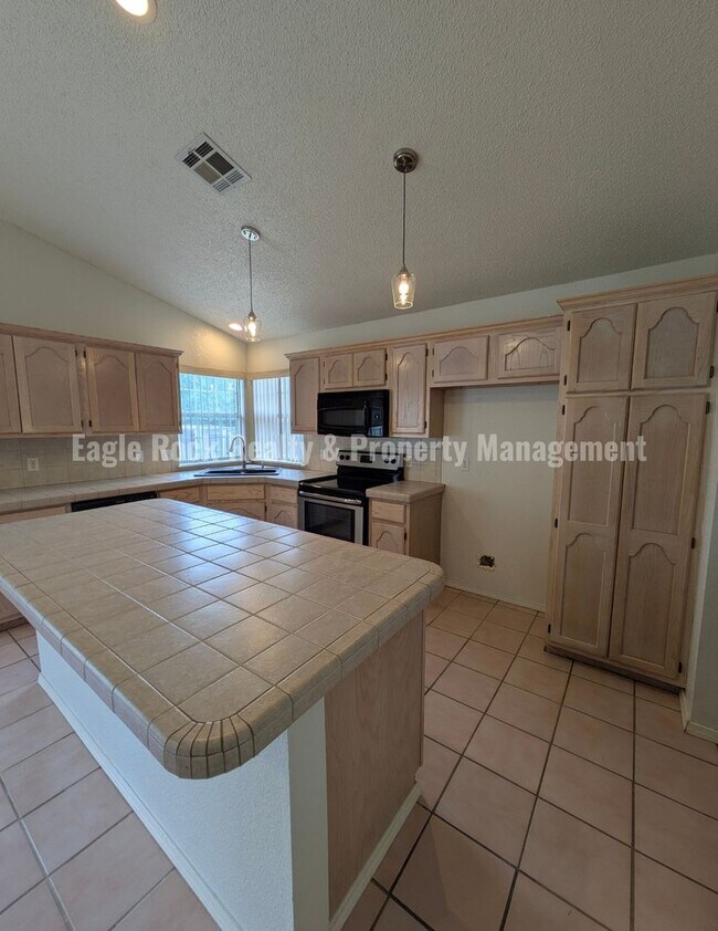 Building Photo - 1304 N Umbrella Ave