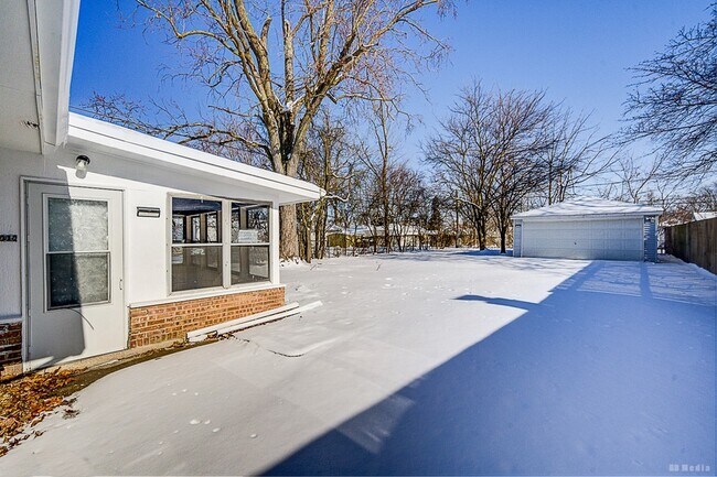 Building Photo - 17555 Howe Ave