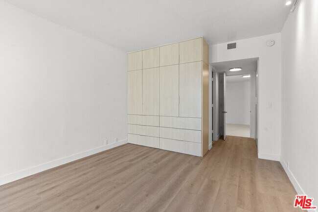 Building Photo - 320 N Maple Dr