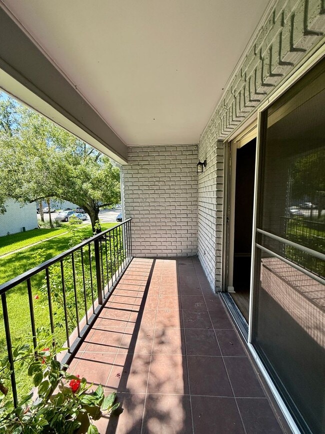 Building Photo - STRATFORD CONVENIENT 1/1 CONDO IN SEMINOLE...
