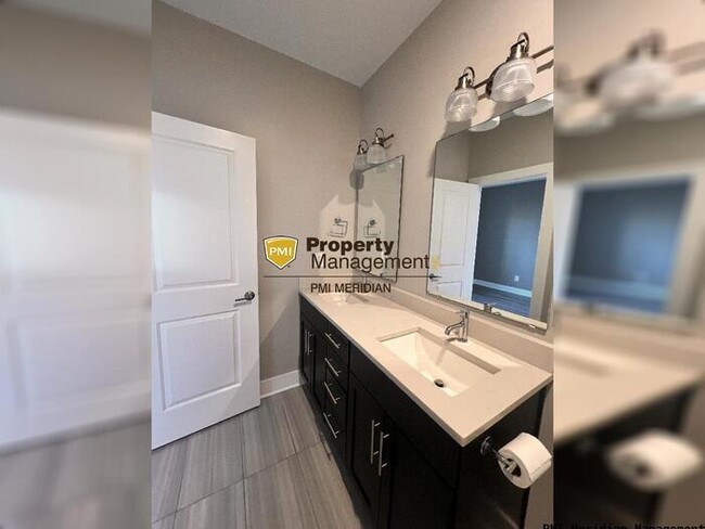 Building Photo - Downtown Indy Townhome!