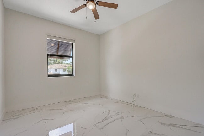 Building Photo - 400 Bella Sol Way