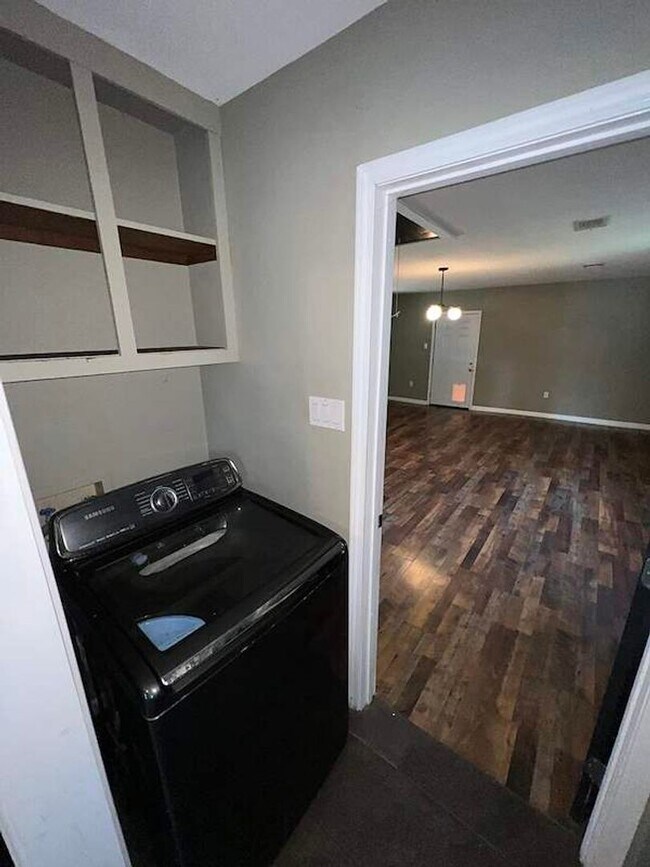 Building Photo - 8725 Fairoaks St