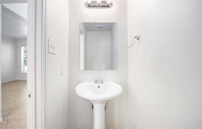 Building Photo - 17811 Scrub Oak Dr