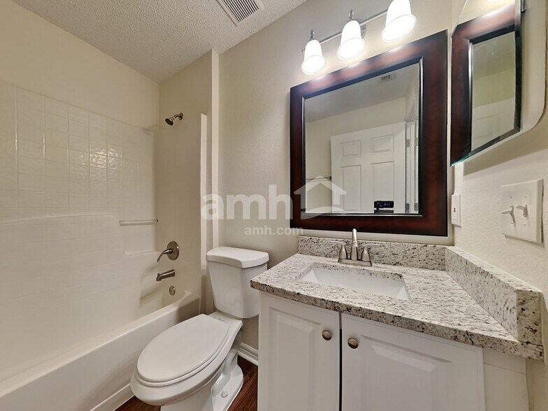 Building Photo - 914 Stallion Way