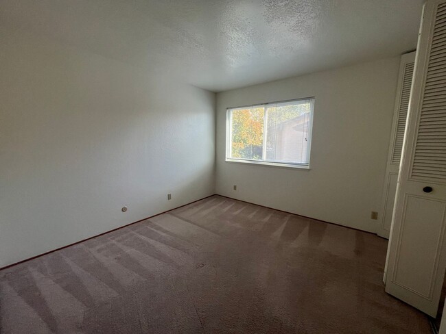 Building Photo - Spacious 4bed 2bath home available now!
