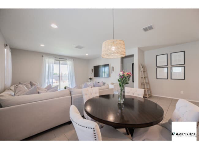 Building Photo - Beautiful 3/2 Phoenix House!