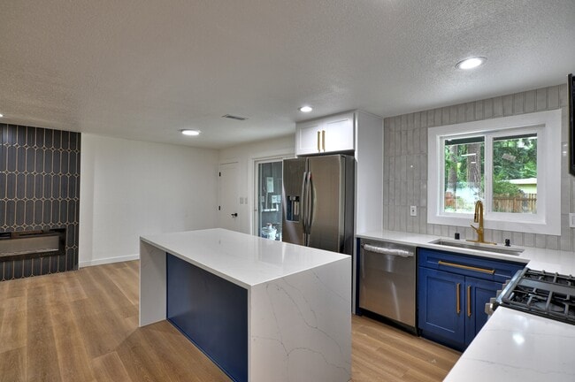 Building Photo - 22705 Mountlake Terrace