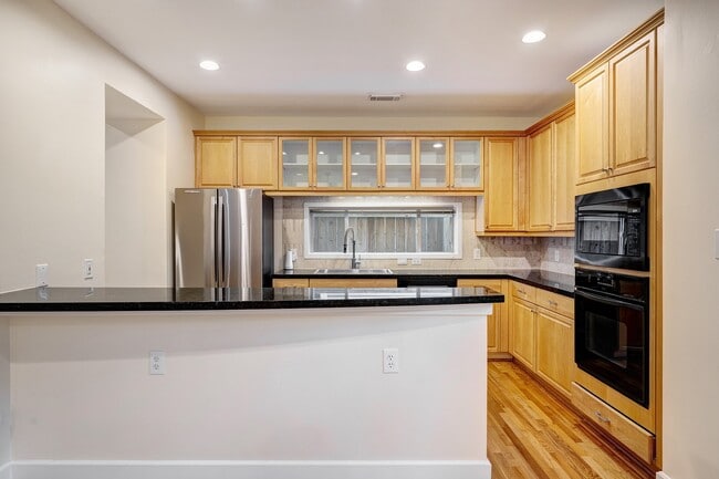 Building Photo - 3107 Greenbriar Dr
