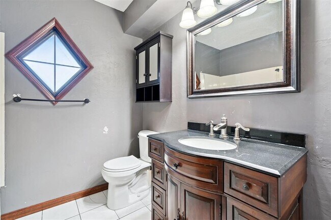 Building Photo - 805 Arlington Dr