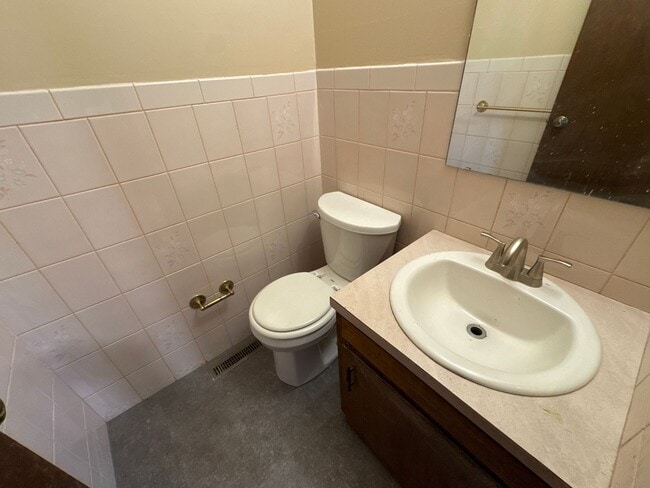 Building Photo - 4 Bedroom 3 Baths Southeast!  $2495