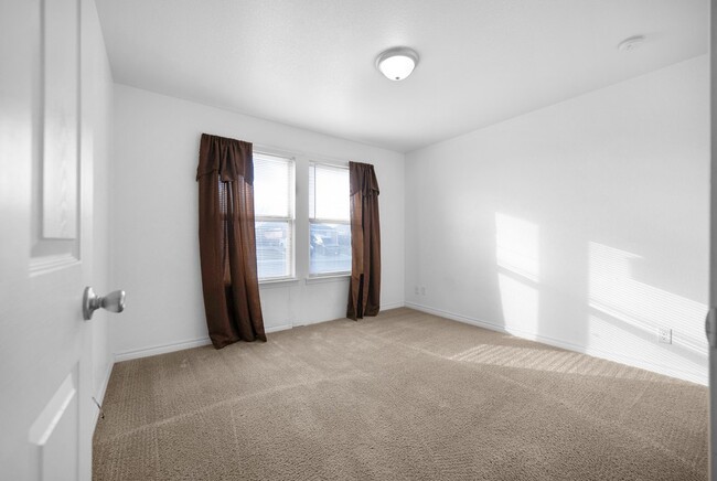 Building Photo - 1121 Laredo Dr