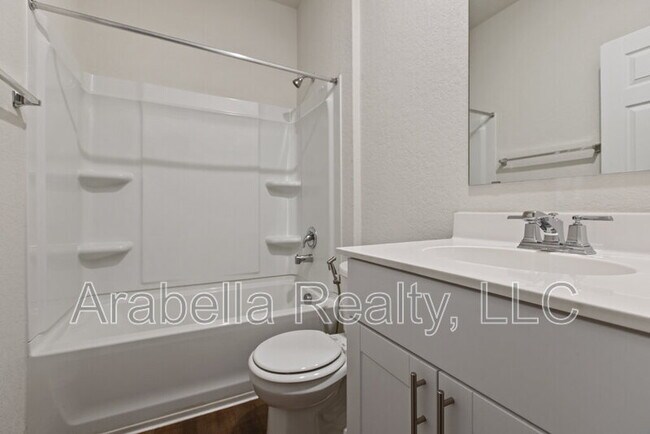 Building Photo - 440 Lynwood Gold