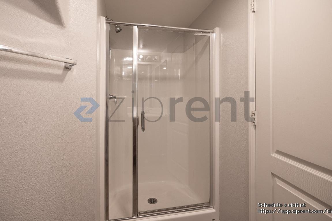 Building Photo - 3048 Beachwood Blf Wy