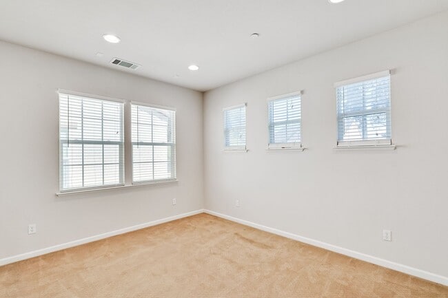 Building Photo - 104 Alden Ct