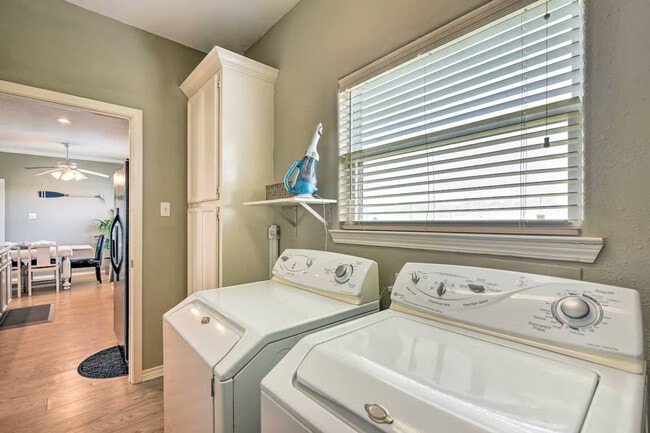 Building Photo - 3229 Castle Dr