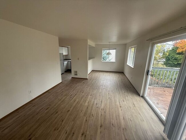 Building Photo - Well-Maintained 2 bed, 2 bath unit in 4-Pl...