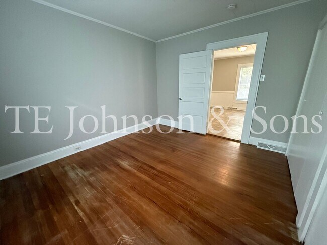 Building Photo - Charming 2 Bedroom Home with Rocking Chair Front Porch Near Downtown Winston-Salem