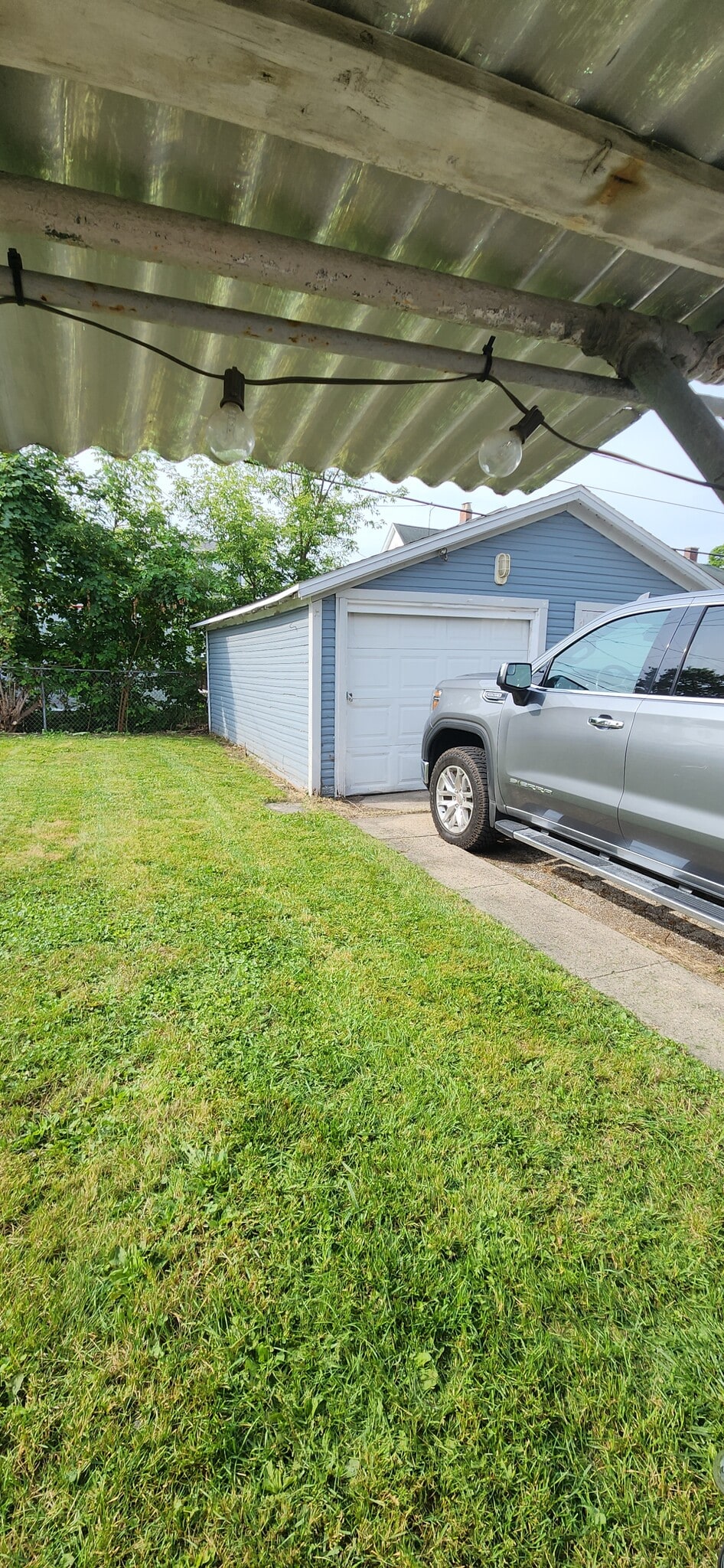 1 car garage - 104 E 2nd St