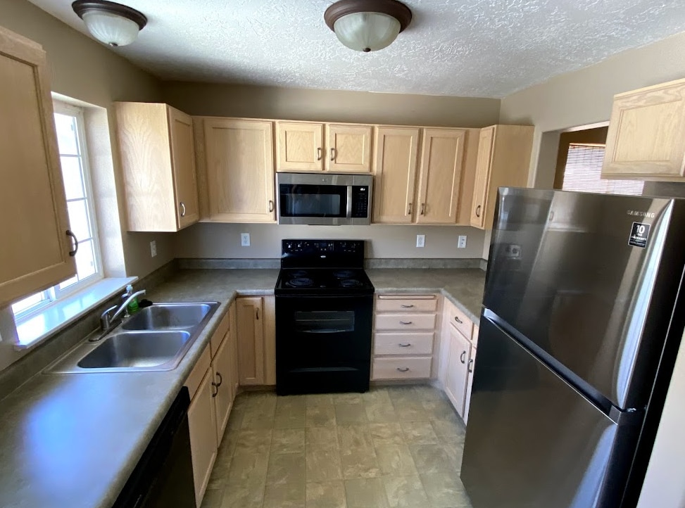 Building Photo - 879 Capital Ave