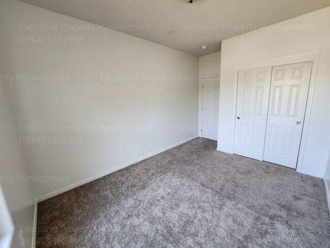 Building Photo - 3 bedroom/ 2 bathroom home located in a cu...