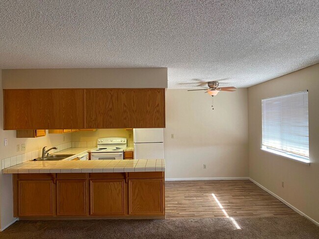 Building Photo - 101 Luna Way