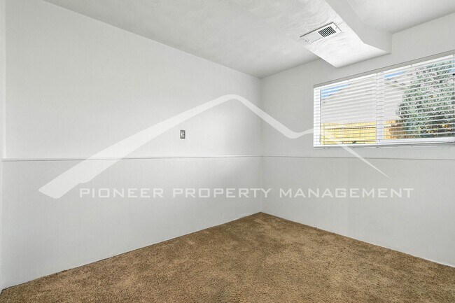 Building Photo - Spacious Home with Washer/Dryer and Centra...