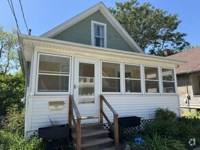 Building Photo - Beautiful 2-bedroom House in Moline with L...