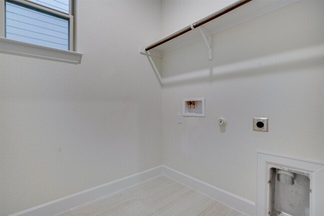 Building Photo - 8612 Cumbrae Ln