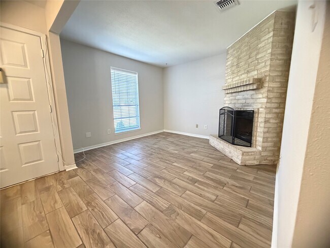 Building Photo - 2758 Foliage Green Dr