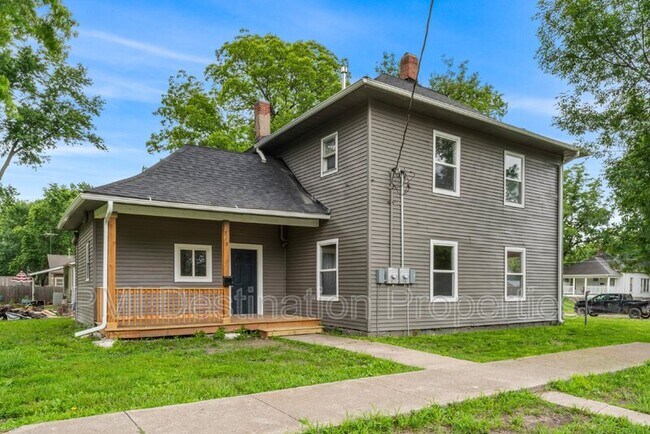 Building Photo - 719 5th St