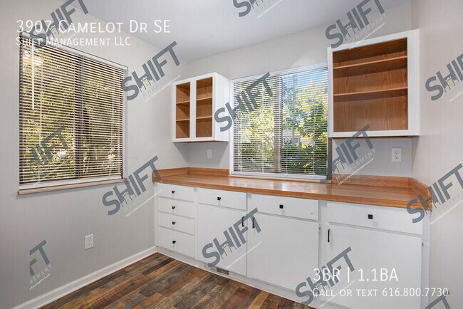 Building Photo - 3907 Camelot Dr SE