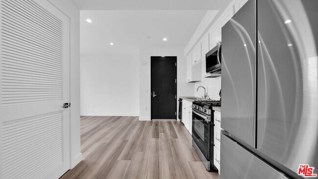 Building Photo - 667 Wilton Pl