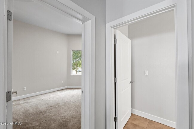 Building Photo - 945 E Playa Del Norte Dr