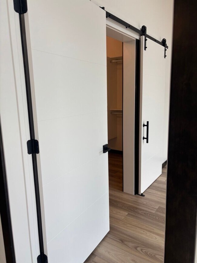 Building Photo - Modern Midtown Living | 2 Bed, 2 Bath Near...