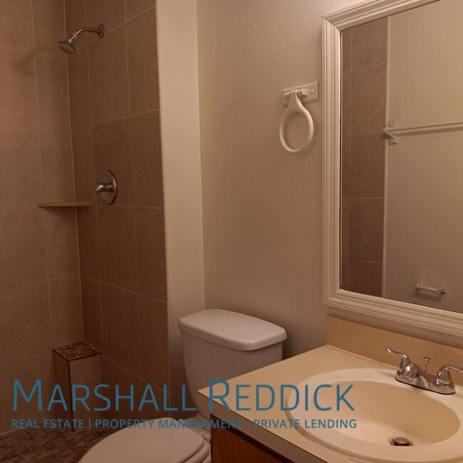 Building Photo - Charming 3 Bedroom 2 Bathroom Single Famil...