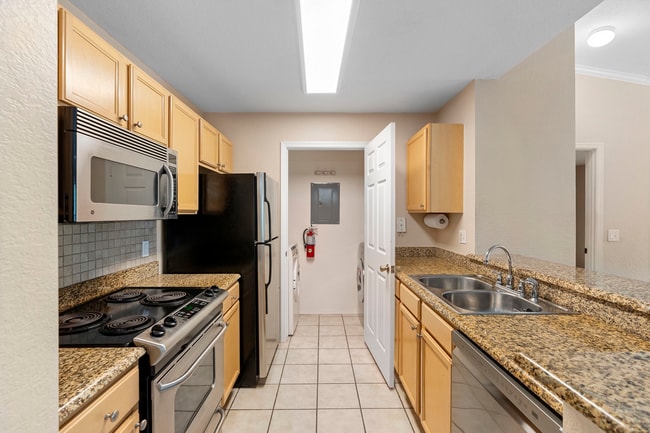 Building Photo - 3-Bed/2 Bath Gated Condo Fantastic Amenities!