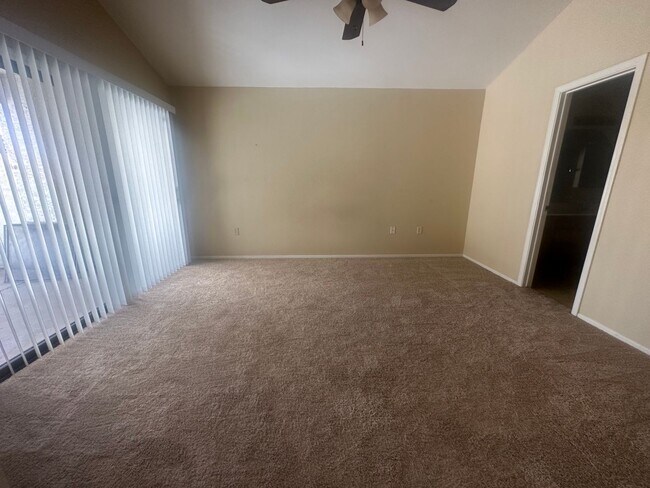 Building Photo - Gilbert home with community pool.