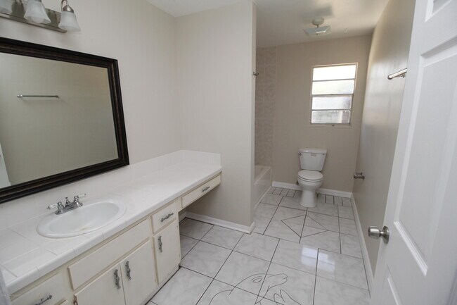 Building Photo - 1246 Alcazar St SE